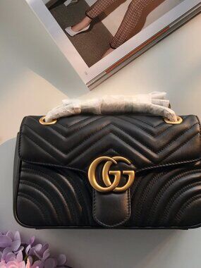 GG Marmont Medium leather shoulder bag in black - Gucci